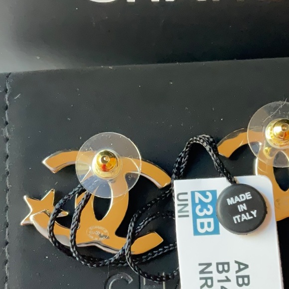 ⭐️ CHANEL CC EARRINGS WITH STARS ⭐️ NWT ⭐️ - Picture 15 of 16